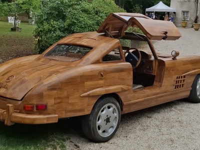 Stolarz wykonał replikę Mercedesa 300 SL. Użył swojego ulubionego materiału