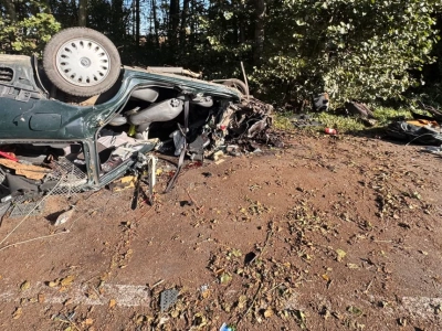 Nietrzeźwy kierowca uderzył w drzewo i dachował na drodze Legnica - Koskowice