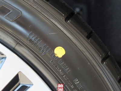 Kolorowe kropki i paski na oponach i felgach. Co oznaczają? Są różne kolory