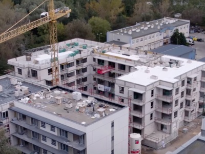 Zawisła wiecha na przyszłym osiedlu mieszkaniowym Laurowy Zakątek w Bydgoszczy