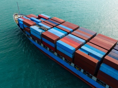 Kontenerowiec z Chin 