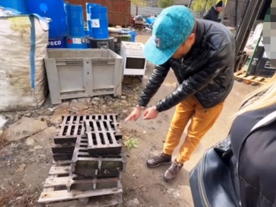 Mężczyzna zatrzymany do kradzieży włazów do studzienek kanalizacyjnych. Sprzedawał je na złomie