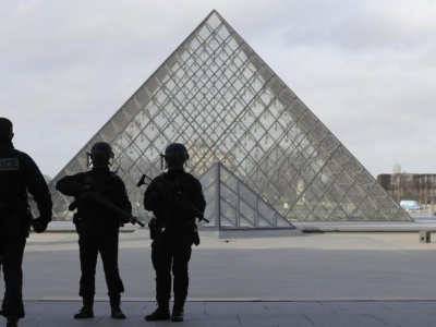 Napad w Luwrze. Największe muzeum świata zamknięte