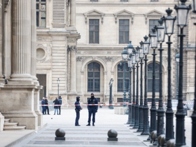 Z Luwru skradziono klejnoty, sprawcy uciekli