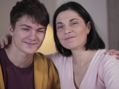 Zanim dzieci wyfruną z domu, przytul je mocniej. Bo potem zostaje tylko cisza i zdjęcia na ścianie