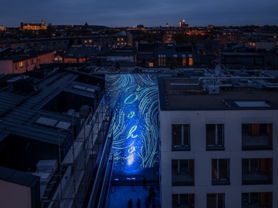 Fluorescencyjny mural nagrodzony. Znajduje się w Krakowie