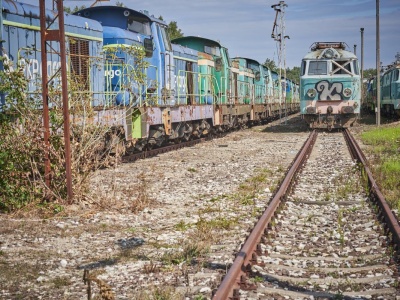 Zardzewiałe, puste i milczące. Łódzkie cmentarzysko pociągów kryje bolesną historię