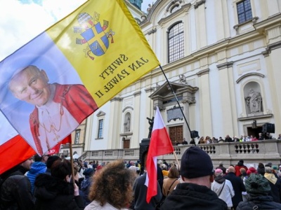 Z Janem Pawłem II na sztandarach. Marsz papieski w Warszawie. Wierni na Krakowskim Przedmieściu