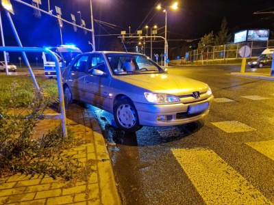 Nie zauważyła pieszej na przejściu. Potrącona przez peugeota kobieta trafiła do szpitala (zdjęcia)
