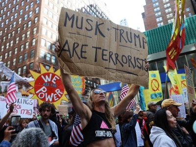 Milionowe protesty w USA. Trump odpowiada filmem samolotu z fekaliami