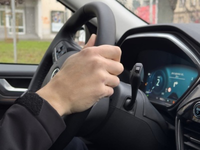 Jeden nawyk może kosztować cię fortunę u mechanika. Kierowcy robią to odruchowo