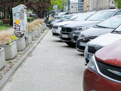 Parkowanie na chodniku. Ten przepis zaskakuje kierowców nowych SUV-ów