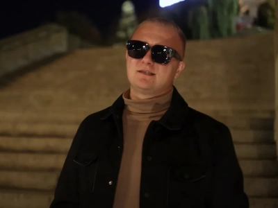 Szymon Jankowski z nowością pt. „Czas”. Teledysk ma już tysiące odsłon