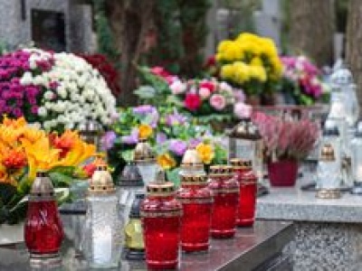 Tego nie wolno robić na cmentarzach. Mandaty mogą sięgnąć nawet 5 tysięcy złotych