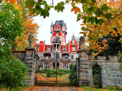 Ruina, a wciąż zachwyca. Bajkowy pałac i kościół ze średnowieczymi freskami w jednym miejscu