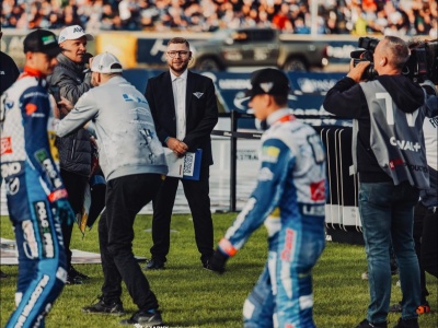 Żużel. Głos żużlowych emocji. Jak wyglądają kulisy pracy prezentera? (WYWIAD)