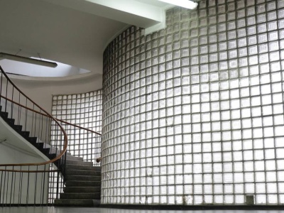 To ostatni taki budynek w Warszawie. Z zewnątrz zwyczajny, zaskakuje wnętrzem