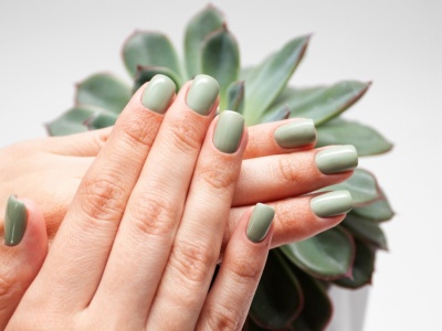 Zieleń szałwii podbija trendy. Subtelny, elegancki, ponadczasowy manicure