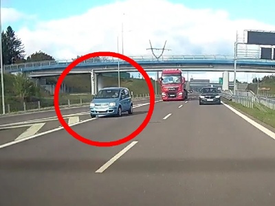 O krok od tragedii na ekspresówce. Kierowca fiata zatrzymał się, bo przegapił zjazd (wideo)