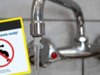 Awaria wodociągu w Zielonej Górze. Wodociągi podstawiły beczki z wodą