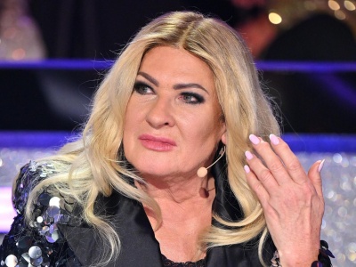 Beata Kozidrak próbowała ukryć się dzięki peruce. 