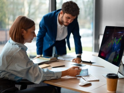 Inwestowanie długoterminowe vs krótkoterminowe – co wybrać?