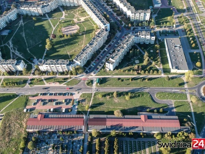 Miejsca przy ulicach pozajmowane, powraca pomysł powiększenia pobliskiego parkingu. Co na to władze Świdnicy?