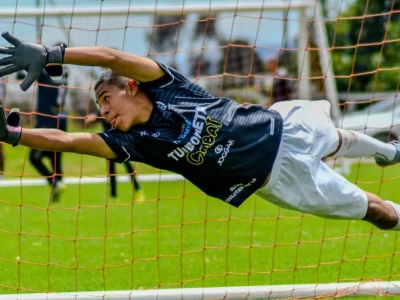 Jakie są ograniczenia dla bramkarza w piłce nożnej podczas wprowadzania piłki do gry?