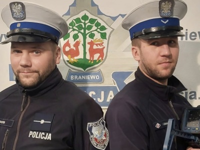 Policjanci wynieśli starszą kobietę z pożaru