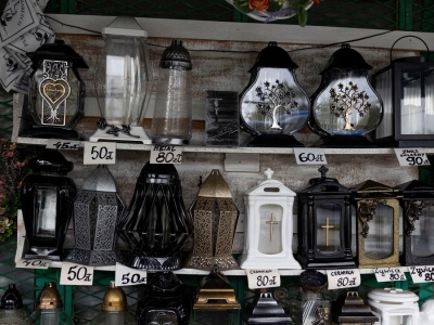 Światło, które nie gaśnie. Jak działa znicz solarny?