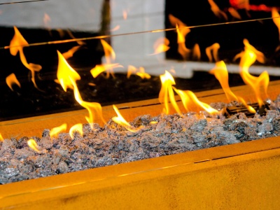 Masz biokominek? Zadbaj o bezpieczeństwo. Te zasady trzeba znać. Sprawdź, jak bezpiecznie rozpalić i zgasić biokominek