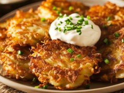 Dodaj łyżkę do masy na placki ziemniaczane. Pochłonie nadmiar wilgoci i będą obłędnie chrupiące