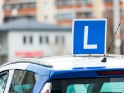 Samochód nauki jazdy zderzył się z ciężarówką. Trwa akcja ratunkowa