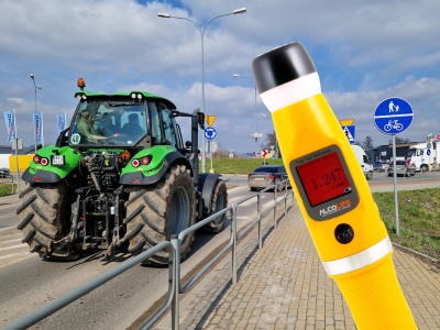 Nowe Miasto nad Pilicą – pijany traktorzysta chciał dać policjantom łapówkę