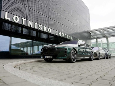 Elektryczne limuzyny BMW w strefie VIP Line na Lotnisku Chopina