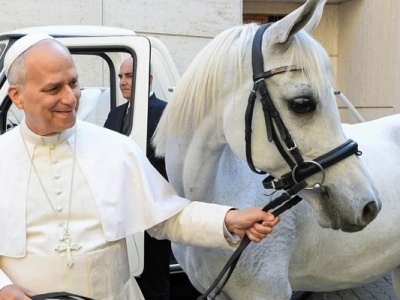 Leon XIV na białym koniu w Castel Gandolfo? Nie byłby pierwszym papieżem