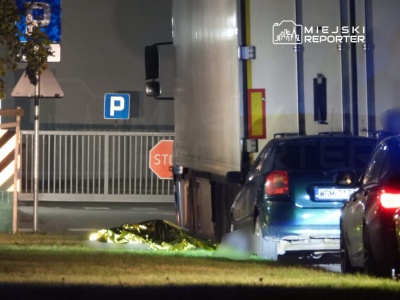 Toyota wbiła się naczepę na terenie firmy, kierowca nie żyje