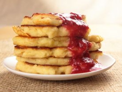 Dodaj łyżkę do masy. Placki będą mięciutkie i delikatne jak chmurka