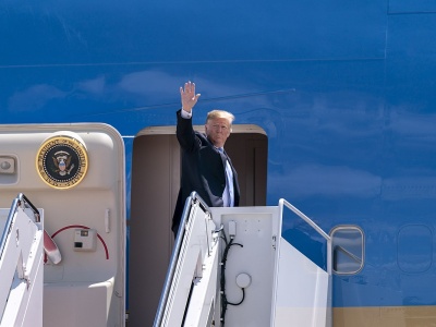 Służby znalazły „podejrzaną konstrukcję” w pobliżu miejsca, gdzie ląduje samolot Trumpa