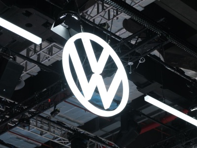 Volkswagen inwestuje we Wrześni. Nowe hale, stare pytania: komu naprawdę służy elektryfikacja Volkswagena?