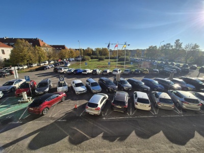 Przybędzie trochę miejsc postojowych przed starostwem. Tymczasowo