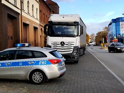 Ciągnik z naczepą zastawił wyjazd z remizy w Kostrzynie – mandat na 100 złotych