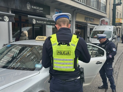 399 kontroli, 124 obcokrajowców. Krakowska policja sprawdziła, kto naprawdę wozi pasażerów po mieście (ZDJĘCIA)