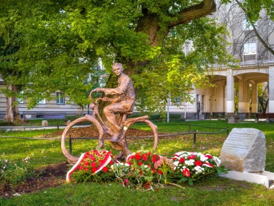 Na Woli wyrósł „symbol przyzwoitości”. W Warszawie odsłonięto pomnik Władysława Bartoszewskiego