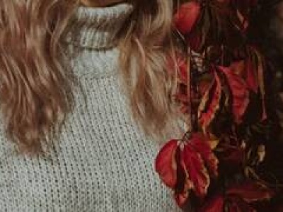 Jesienne swetry – niezbędny element kobiecej garderoby na chłodniejsze dni