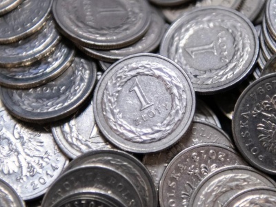 Złoty nadal w pobliżu 4,24/EUR, rentowności obligacji skarbowych w dół