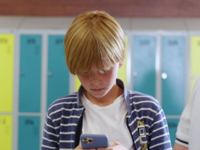 Tam zakaz telefonów w szkołach działa już 2 lata. Efekty obalają popularne mity