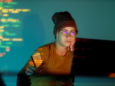 Zbadano nastroje w firmach IT. „Koniunktura pozostaje umiarkowana, panuje ostrożne podejście do kosztów i wzrostu wynagrodzeń”