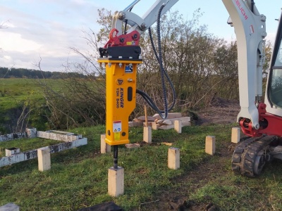 Wbijają w torfowisko ponad 2 tys. drewnianych pali. W Łęcznej powstaje ścieżka przyrodnicza (zdjęcia)