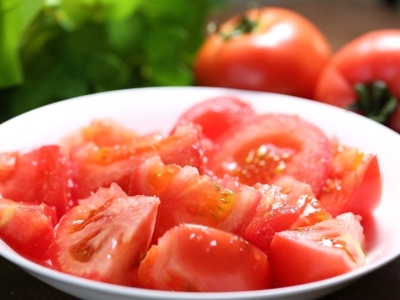 Tak podkręcisz smak pomidorów. Dosyp odrobinę, a rodzina oszaleje z zachwytu